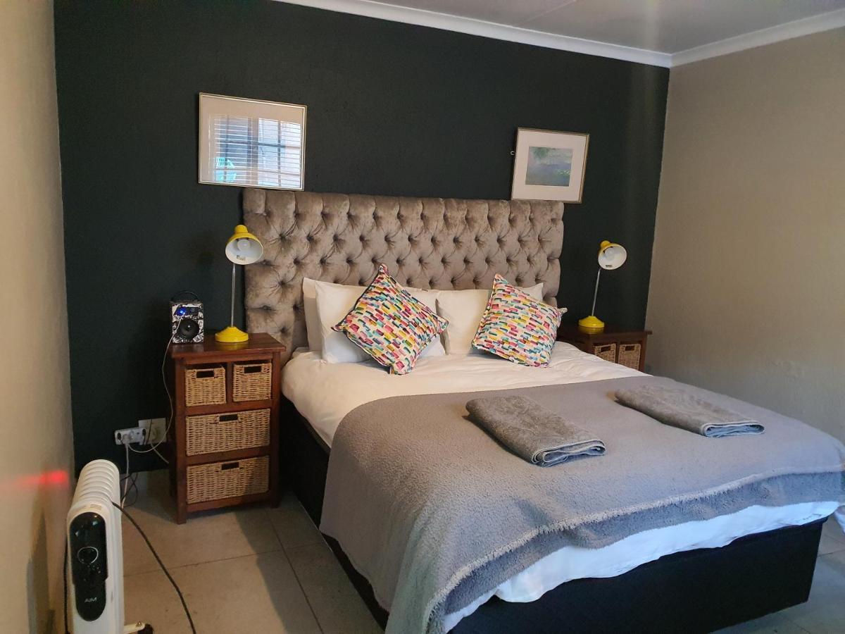 Happy Colourful Cottage Johannesbourg Extérieur photo