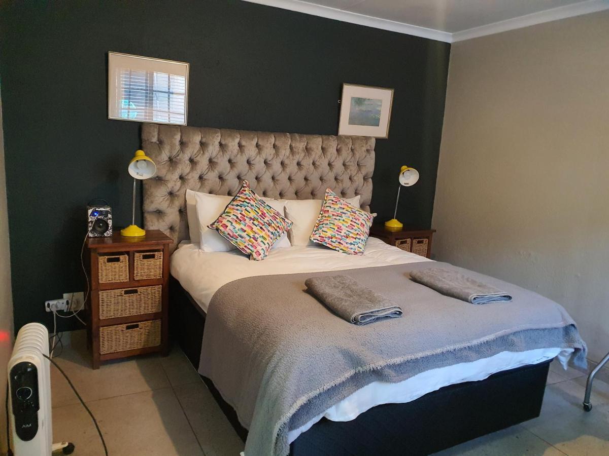 Happy Colourful Cottage Johannesbourg Extérieur photo